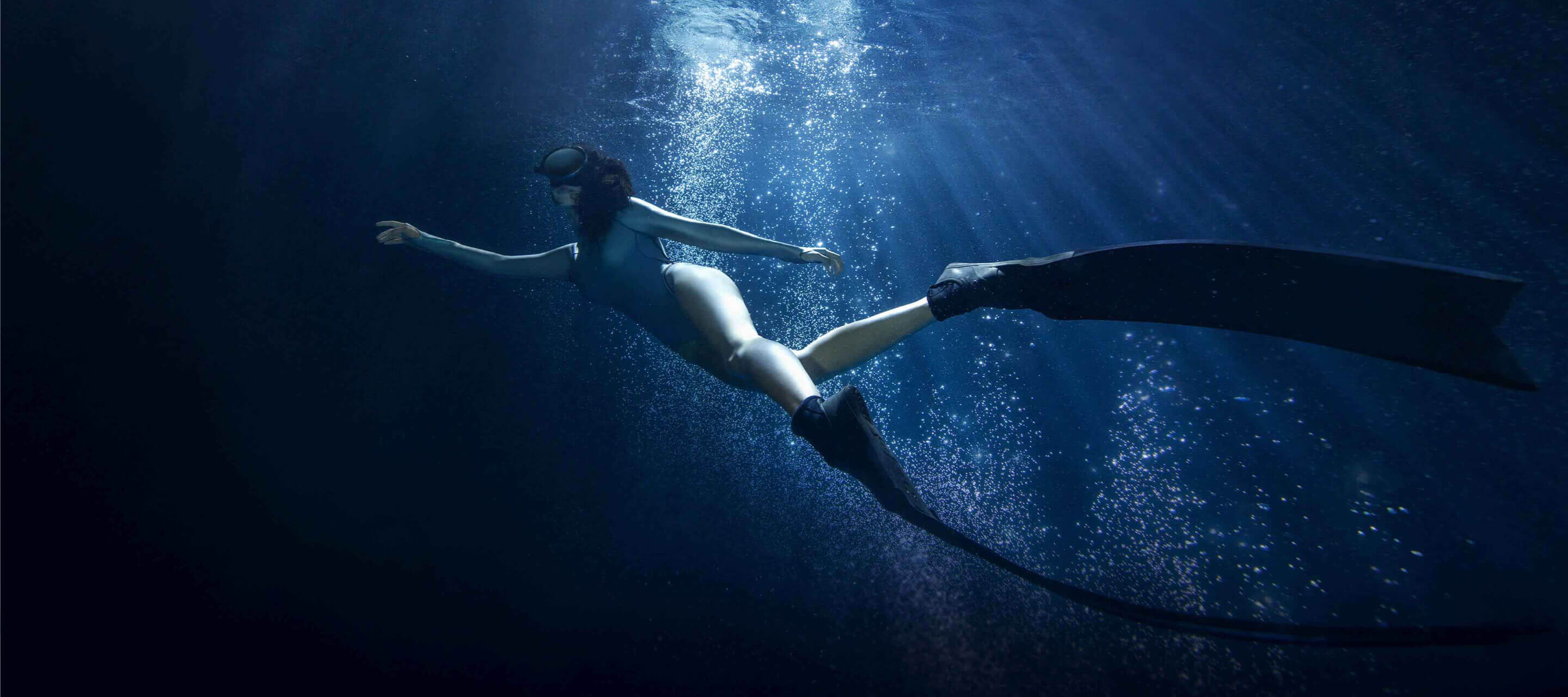 action camera shooting underwater in low light